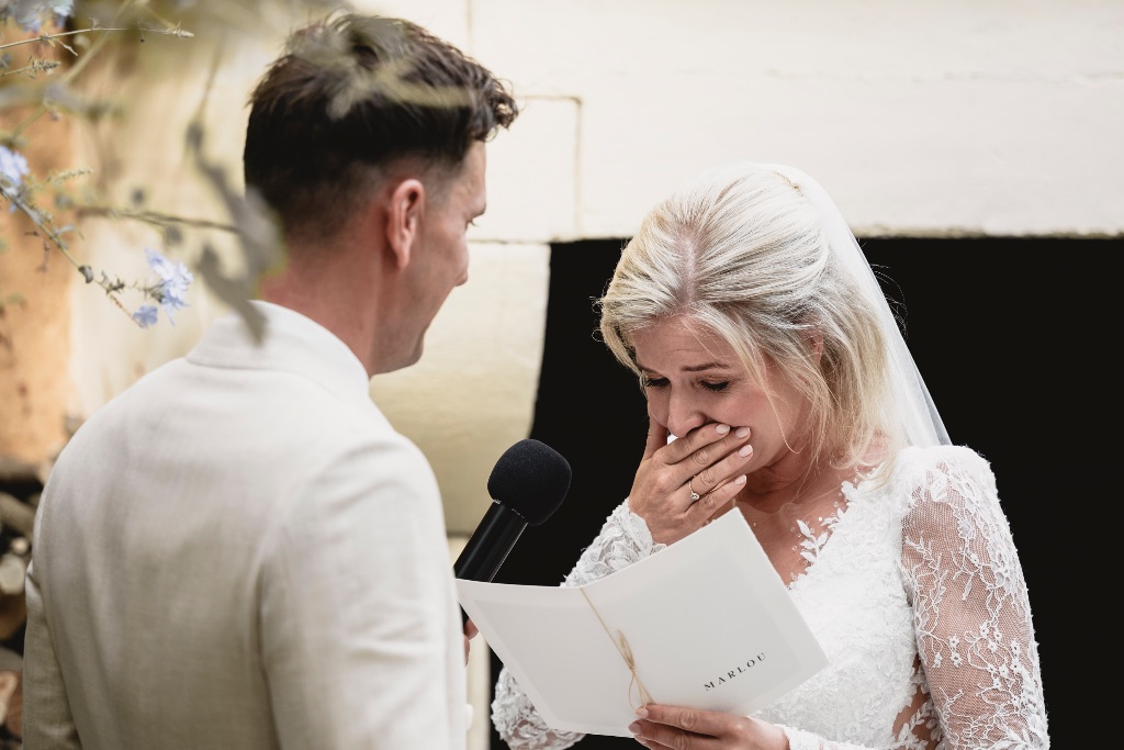 Marlou leest haar geloften voor en is ontroerd