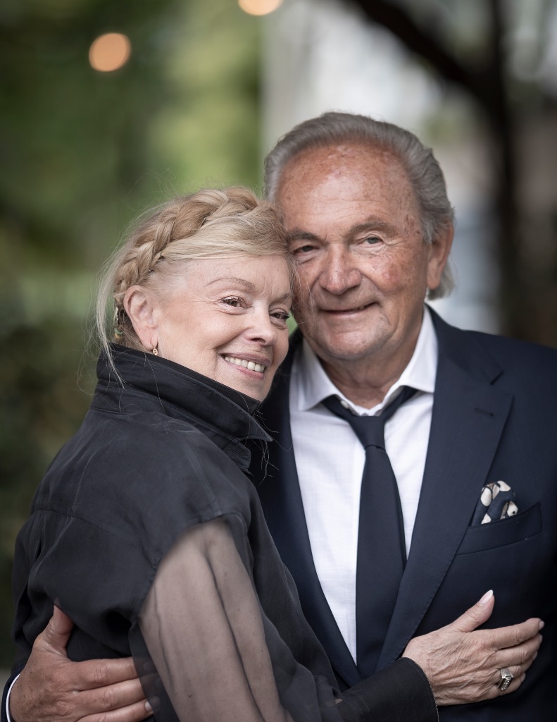 Portret van twee lachende gasten, arm in arm, op de bruiloft van Kelly en Frank op Domaine d’Heerstaayen