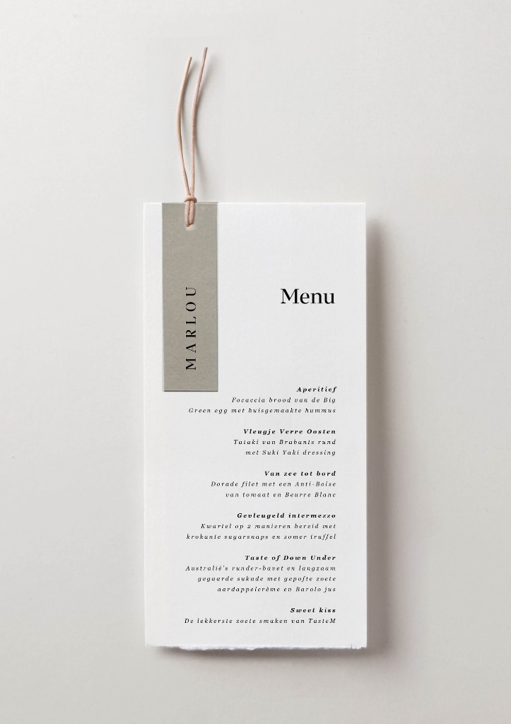 Menukaart met grijs naamlabel 'Marlou'