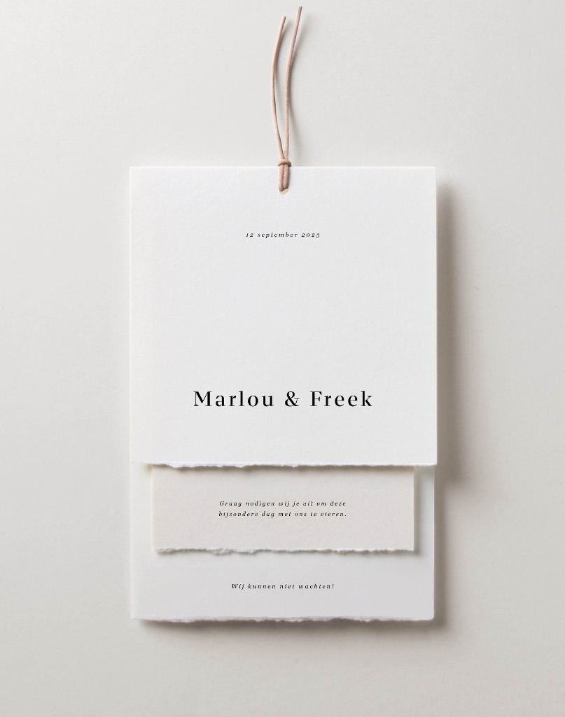 Uitnodiging Marlou & Freek op geschept papier met leren koordje